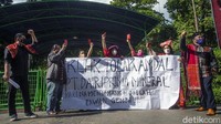 Masyarakat khawatir dengan berkurangnya ketersediaan air untuk pertanian akibat pencemaran tanah akibat drainase asam tambang.