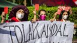Prittt! Emak-emak Ini Acungkan Kartu Merah untuk KLHK