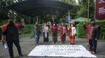 Prittt! Emak-emak Ini Acungkan Kartu Merah untuk KLHK
