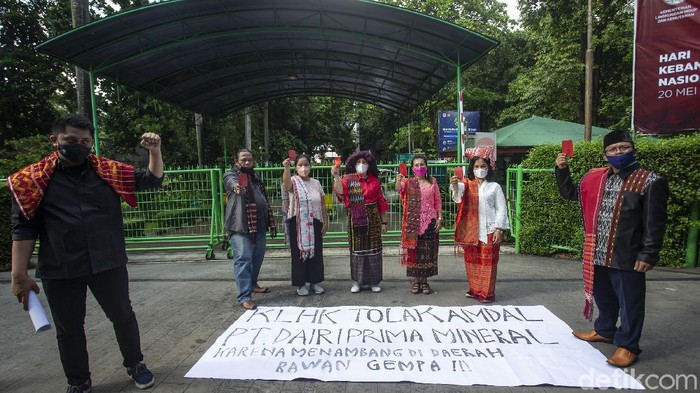 Prittt! Emak-emak Ini Acungkan Kartu Merah untuk KLHK Sejumlah emak-emak berdemo dengan mengacungkan kartu merah di Kementerian Lingkungan Hidup dan Kehutanan (KLHK). Mereka menolak kehadiran perusahaan tambang di Dairi, Sumut.