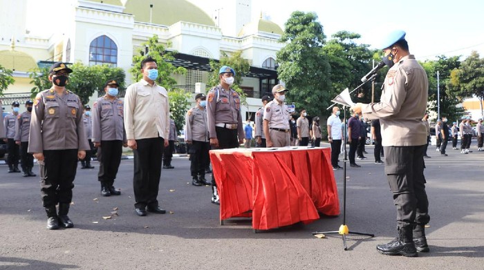 Beberapa waktu lalu, publik sempat dihebohkan penggerebekan anggota polisi tengah menggunakan narkoba. Mulai dari personel di Polrestabes Surabaya hingga di Polres Probolinggo Kota.