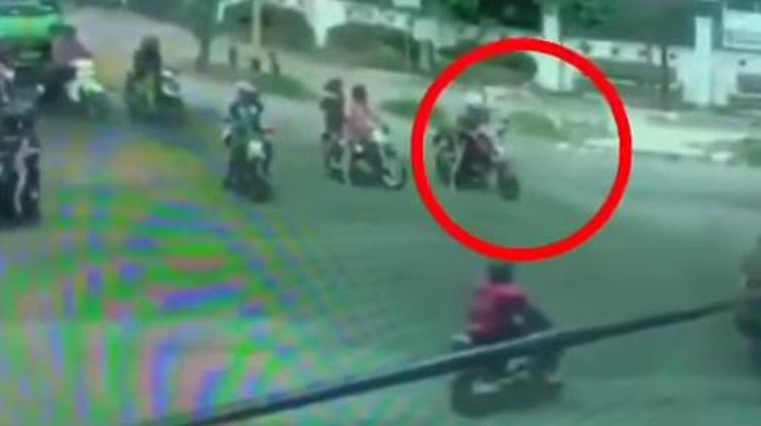 Rekaman CCTV menayangkan detik-detik seorang pria menusuk pengendara dan membawa kabur motor korban