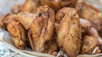 Sayap ayam paling enak diolah jadi sayap ayam goreng bawang. Renyah kulitnya semakin sedap dengan bumbu bawang dan merica. Cara membuatnya ada di resep ini. Foto: iStock
