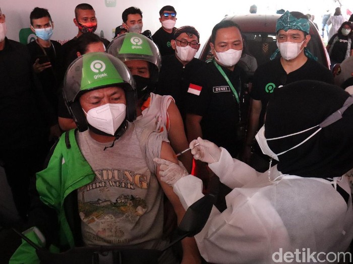 Ribuan driver ojol dan lansia di Bandung menjalani vaksinasi