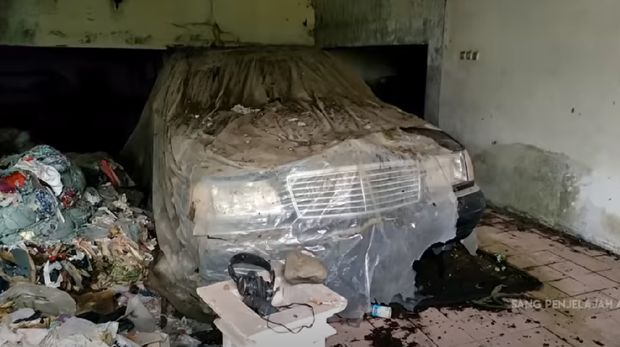 Rumah Mewah dan Mobil Terbengkalai di Bandung
