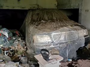 Heboh Mercedes-Benz di Rumah Mewah Terbengkalai, Ini Lokasinya!