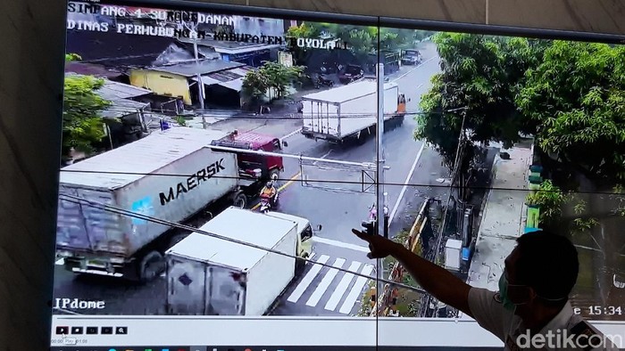 Seorang pemotor emak-emak nyaris terhimpit dua kendaraan boks besar saat berhenti di traffic light Boyolali.
