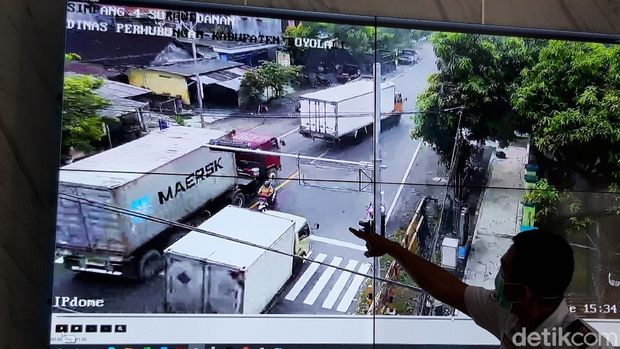 Seorang pemotor emak-emak nyaris terhimpit dua kendaraan boks besar saat berhenti di traffic light Boyolali.