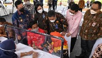 Proses erah terima kunci rumah dilakukan perdana secara simbolis kepada ASN penerima manfaat program pembiayaan rumah Tapera di Perumahan Samesta Pesawaran Residence Lampung, Kamis (27/5/2021). 