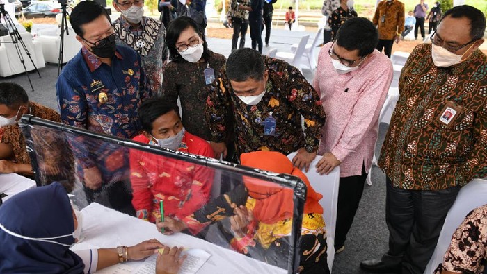 Deputi Komisioner Bidang Pemanfaatan Dana Tapera Ariev Baginda Siregar (tiga kanan) dan Direktur Consumer And Commercial Lending Bank BTN Hirwandi Gafar (tiga kiri), disaksikan Direktur Pemasaran Perum Perumnas Tambok Setyawati (dua kiri) dan Sekda Pesawaran Kesuma Dewangsa (dua kanan) memberikan kunci rumah secara simbolis kepada  ASN penerima manfaat program pembiayaan rumah Tapera di Perumahan Samesta Pesawaran Residence Lampung, Kamis (27/5/2021). Permintaan rumah untuk kelompok ASN di wilayah Lampung cukup tinggi. BP Tapera bersama BTN dan Perumnas merealisasikan akad perdana KPR Tapera untuk ASN di Lampung dengan peminat hampir mencapai 200 ASN hanya dalam waktu tujuh hari.
