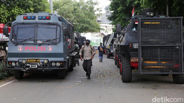 Sidang Vonis Habib Rizieq Dijaga Ketat Habib Rizieq Shihab menjalani sidang vonis kasus kerumunan Petamburan-Megamendung di PN Jakarta Timur. Sidang ini dijaga 2.300 personel gabungan dari TNI-Polri.