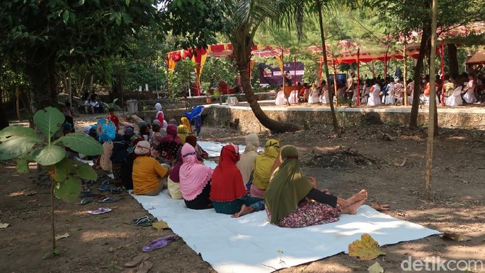 Suasana refleksi 15 tahun gempa Yogyakarta di Tugu Prasasti Episentrum Gempa Bumi Bantul tahun 2006, Pedukuhan Potrobayan, Kalurahan Srihardono, Kapanewon Pundong, Kabupaten Bantul, Kamis (27/5/2021)