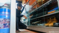 Jika tidak ada tugas sebagai porter, ia bekerja di jasa operator pendakian yang menyediakan jasa penyewaan alat outdoor sampai mengurus administrasi pendaki.