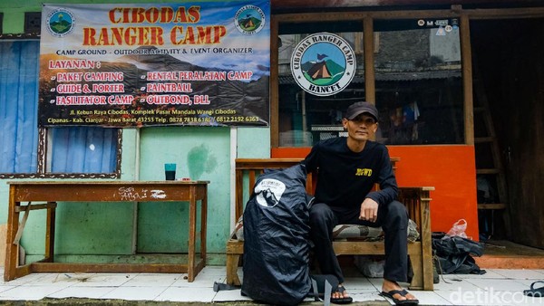 Kala awal pandemi COVID-19, pemasukannya berkurang drastis karena pendakian Gunung Gede-Pangrango ditutup. Kala awal pandemi COVID-19, pemasukannya berkurang drastis karena pendakian Gunung Gede-Pangrango ditutup.
