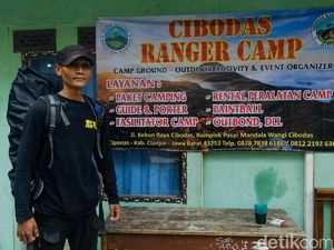 Porter Gunung Gede, Rela Bawa Beban Berat Demi Sesuap Nasi