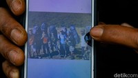 Yayan tidak seorang diri. Masih banyak porter lain di kawasan Gunung Gede. Tetapi saat job sepi, mereka banting setir menjadi sopir angkot, berkebun, sampai menjadi kuli bangunan.