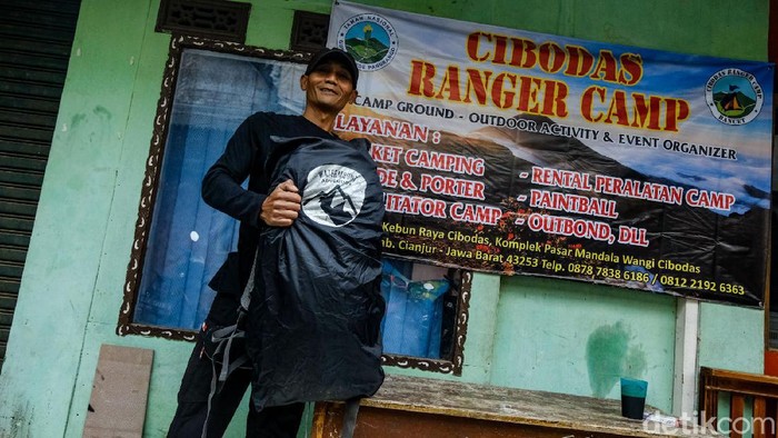 Suka-duka Porter Gunung Gede Sempat Terpuruk Kala Pandemi Profesi porter Gunung Gede-Pangrango sempat terpuruk karena pandemi COVID-19. Kini, perekonomian porter berangsur pulih usai pendakian kembali dibuka.