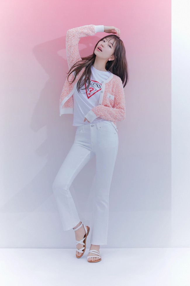 Suzy yang terkena pantulan cahaya menampilkan siluetnya dengan sempurna. Bayangannya bahkan dinilai akan lolos audisi sebagai Disney princess. Foto: dok. Instagram skuukzky