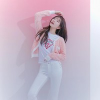 Suzy yang terkena pantulan cahaya menampilkan siluetnya dengan sempurna. Bayangannya bahkan dinilai akan lolos audisi sebagai Disney princess. Foto: dok. Instagram skuukzky