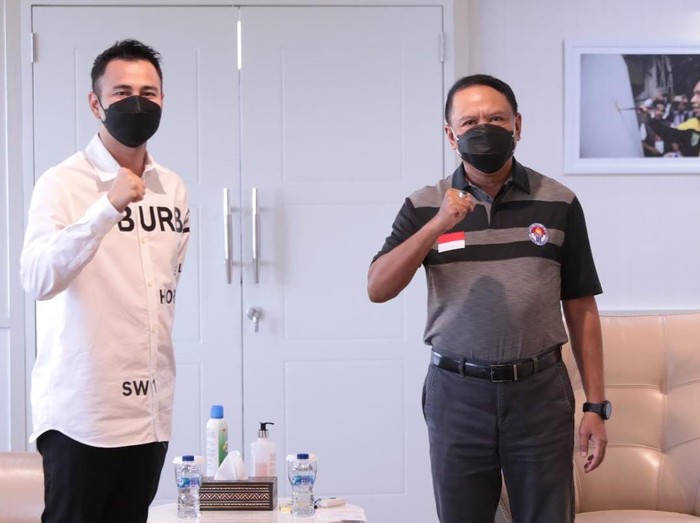 Menteri Pemuda dan Olahraga Indonesia (Menpora) Zainudin Amali menerima kunjungan dari Pemilik RANS Cilegon FC Raffi Ahmad di Kantor Kemenpora, Senayan. Keduanya berdiskusi mengenai pengembangan sepakbola nasional hingga komersialisasi Liga 3.