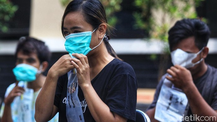 Pemkot Tangerang menggalakan uji tes COVID-19 untuk menekan penyebaran corona. Di Kelurahan Sudimara Barat, Kota Tangerang, tes dilakukan dengan metode Genose C19.