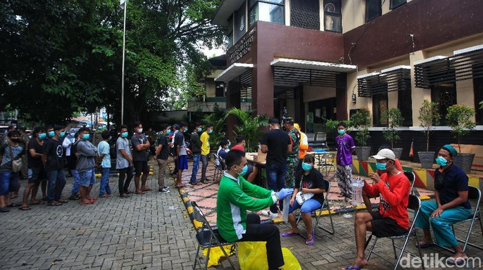 Pemkot Tangerang menggalakan uji tes COVID-19 untuk menekan penyebaran corona. Di Kelurahan Sudimara Barat, Kota Tangerang, tes dilakukan dengan metode Genose C19.