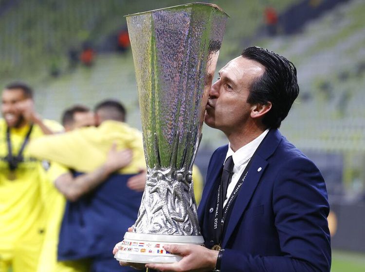 Foto: Cup! Unai Emery Kembali Cium Mesra Trofi Liga Europa