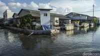 Pantauan Detikcom pukul 15.00 WIB banjir rob sudah menggenangi beberapa titik di Muara Baru, Jakarta Utara.  