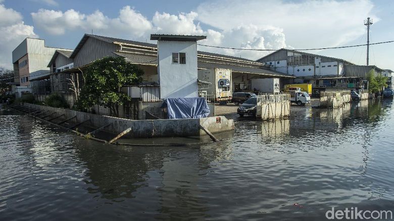 Usai Gerhana Bulan, Muara Baru Banjir Rob Seorang anak bermain di kawasan Muara Baru, Jakarta Utara, Kamis (17/5/2021). BMKG mengingatkan fenomena gerhana bulan total atau Super Blood Moon berpengaruh terhadap kondisi pasang air laut maksimum.
