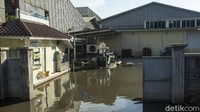 Air yang berasal dari laut ini juga terlihat masuk ke sebuah pabrik.  