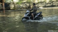 Jalan-jalan yang belum ditinggikan tampak terendam banjir rob, hal tersebut tentu menyulitkan warga untuk beraktivitas.    