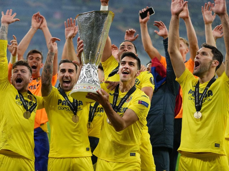 GDANSK, POLAND - MAY 26: Gerard Moreno of Villarreal CF celebrates with the UEFA Europa League Trophy following the UEFA Europa League Final between Villarreal CF and Manchester United at Gdansk Arena on May 26, 2021 in Gdansk, Poland. (Photo by Michael Sohn - Pool/Getty Images)