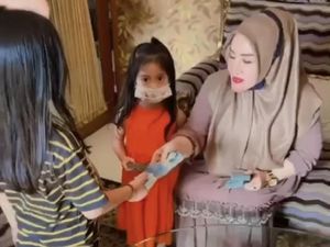 Bikin Heboh, Nenek-nenek Viral Bagi-bagi THR Rp 5 Juta ke Anak dan Cucunya