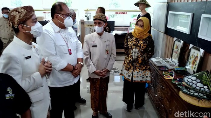 Wali Kota Solo Gibran Rakabuming Raka, Komisi II DPR dan Ombudsman kunjungi Mal Pelayanan Publik (MPP) Solo, Kamis (27/5/2021).