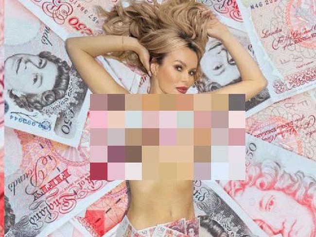 Di sejumlah postingannya di Instagram, wanita 51 tahun itu memang sering tampil tanpa busana. Foto: Dok. Instagram