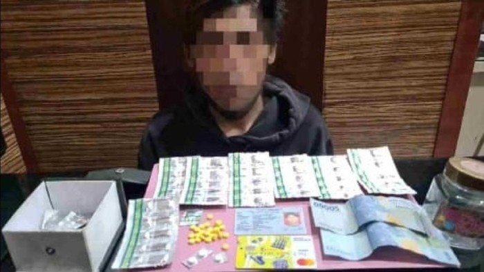 Anggota geng motor ditangkap polisi gegara jual obat tanpa izin.