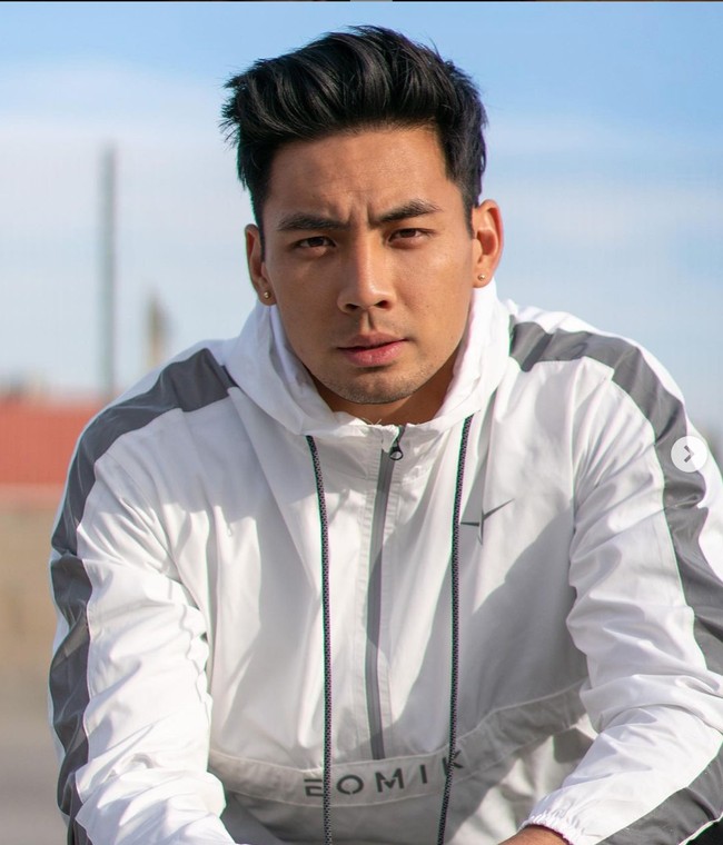 Yoshi Sudarso lahir di Jakarta dari orangtua asal Indonesia keturunan Tionghoa. Dia dan keluarganya lalu pindah ke California ketika usia Yoshi 9 tahun. Foto: Instagram/yoshi_sudarso