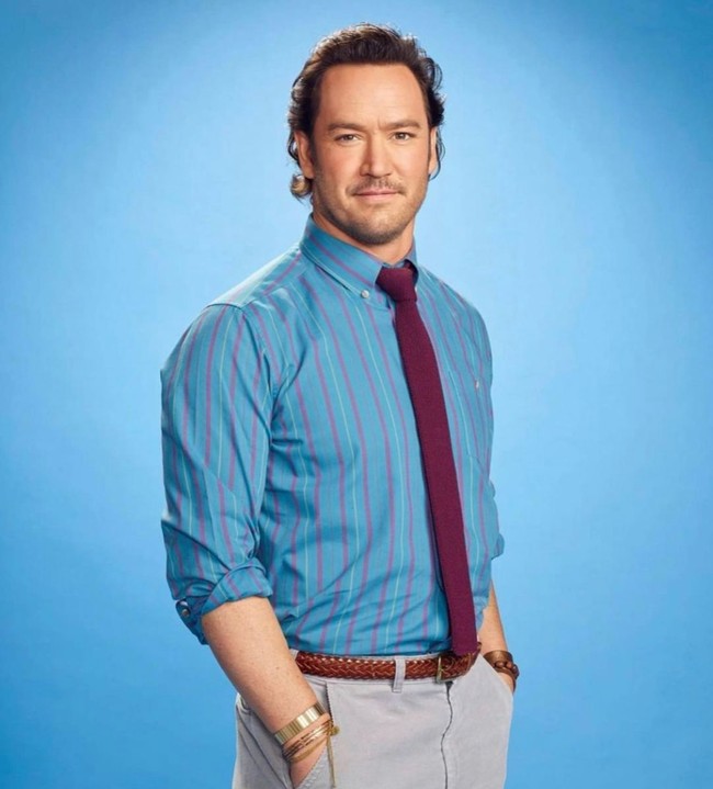 Dikenal dalam perannya sebagai Zack Moris di film seri Saved by The Bell, siapa sangka bahwa Mark Paul Gosselaar ternyata memiliki darah keturunan Indonesia. Darah keturunan Indonesia itu diperolehnya dari sang ibu, Paula Gosselaar. Foto: Instagram/mpgfansite