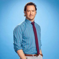 Dikenal dalam perannya sebagai Zack Moris di film seri Saved by The Bell, siapa sangka bahwa Mark Paul Gosselaar ternyata memiliki darah keturunan Indonesia. Darah keturunan Indonesia itu diperolehnya dari sang ibu, Paula Gosselaar. Foto: Instagram/mpgfansite