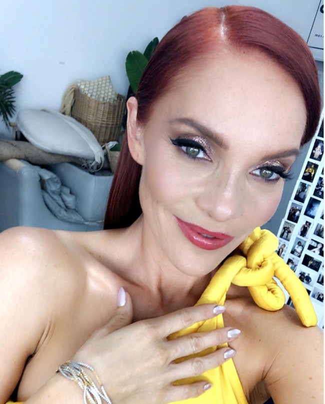 Penyanyi yang juga merupakan model dan aktris, Carmit Bachar, ternyata memiliki darah keturunan Indonesia dari sang ibu yang merupakan blasteran Indonesia, Belanda, dan China. Ayah Carmit sendiri berasal dari Israel. Foto: Instagram/therealcarmit