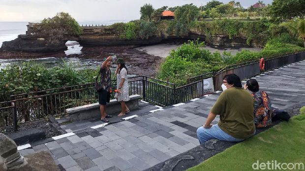 Tanah Lot menjadi salah ikon pariwisata Bali. Tapi semenjak pandemi Corona, pariwisata Bali tidak lagi berdenyut, salah satunya Tanah Lot. Berikut foto-fotonya yang diambil pada Jumat (28/5/2021).