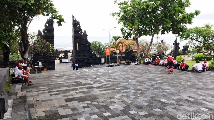 Tanah Lot menjadi salah ikon pariwisata Bali. Tapi semenjak pandemi Corona, pariwisata Bali tidak lagi berdenyut, salah satunya Tanah Lot. Berikut foto-fotonya yang diambil pada Jumat (28/5/2021).
