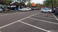 Sepinya pengunjung tampak terlihat di tempat parkir yang sangat lengang. Hanya satu dua bus dan belasan mobil yang parkir. Padahal di waktu sebelum COVID-19, seribuan kendaraan harus berebut tempat parkir.