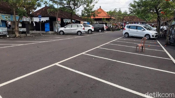 Sepinya pengunjung tampak terlihat di tempat parkir yang sangat lengang. Hanya satu dua bus dan belasan mobil yang parkir. Padahal di waktu sebelum COVID-19, seribuan kendaraan harus berebut tempat parkir. Sepinya pengunjung tampak terlihat di tempat parkir yang sangat lengang. Hanya satu dua bus dan belasan mobil yang parkir. Padahal di waktu sebelum COVID-19, seribuan kendaraan harus berebut tempat parkir.