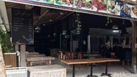 Tempat makan yang sebelum pandemi ramai, kini memilih tutup warung. Tanah Lot ini terletak di desa Beraban, Tabanan, Kediri, sekitar 13 kilometer dari pusat kota Tabanan. Untuk pergi ke sana, diperlukan kendaraan pribadi karena tidak ada transportasi umum.