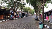 Jalanan di kawasan Tanah Lot juga sepi. Tanah Lot biasanya digunakan umat Hindu Bali untuk melakukan peribadatan pada dewa pelindung lautan.