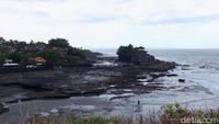 Kelengangan di setiap sudut Tanah Lot. Biasanya ribuan orang berjubel mencari spot terbaik di kawasan itu. Kini kelengangan di mana-mana.