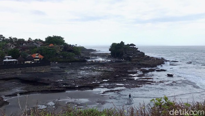 Bali Terkini, Ini Penampakan Sepinya Tanah Lot Tanah Lot menjadi salah ikon pariwisata Bali. Tapi semenjak pandemi Corona, pariwisata Bali tidak lagi berdenyut, salah satunya Tanah Lot. Berikut foto-fotonya yang diambil pada Jumat (28/5/2021).