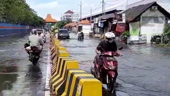 Banjir Rob Kembali Terjang Jalan Kalimas Surabaya, Sejumlah Motor Mogok