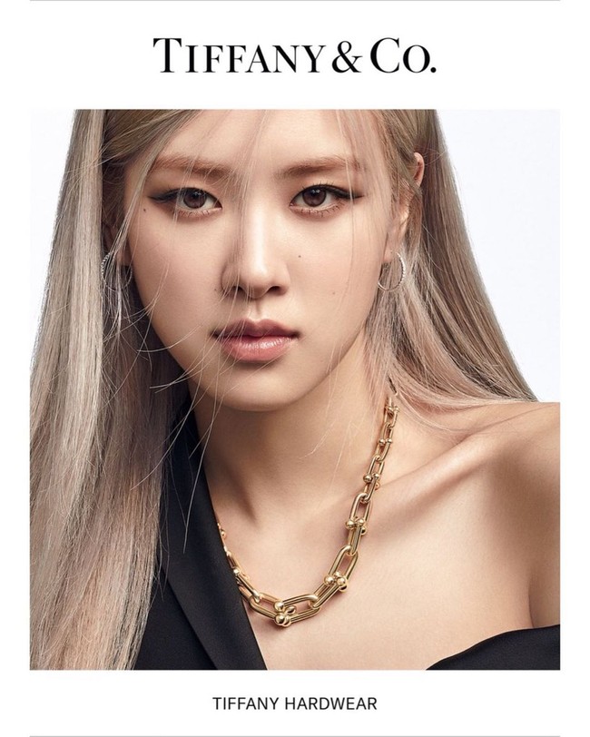 5. Rosé BLACKPINKRose menjadi model dari beberapa brand mewah, salah satu yang terbaru Tiffany & Co. Meski belum jadi brand ambassador-nya, Rose telah membagikan 15 postingan yang masing-masing diprediksi bernilai $1,1 juta (Rp 15 miliaran). Foto: Instagram